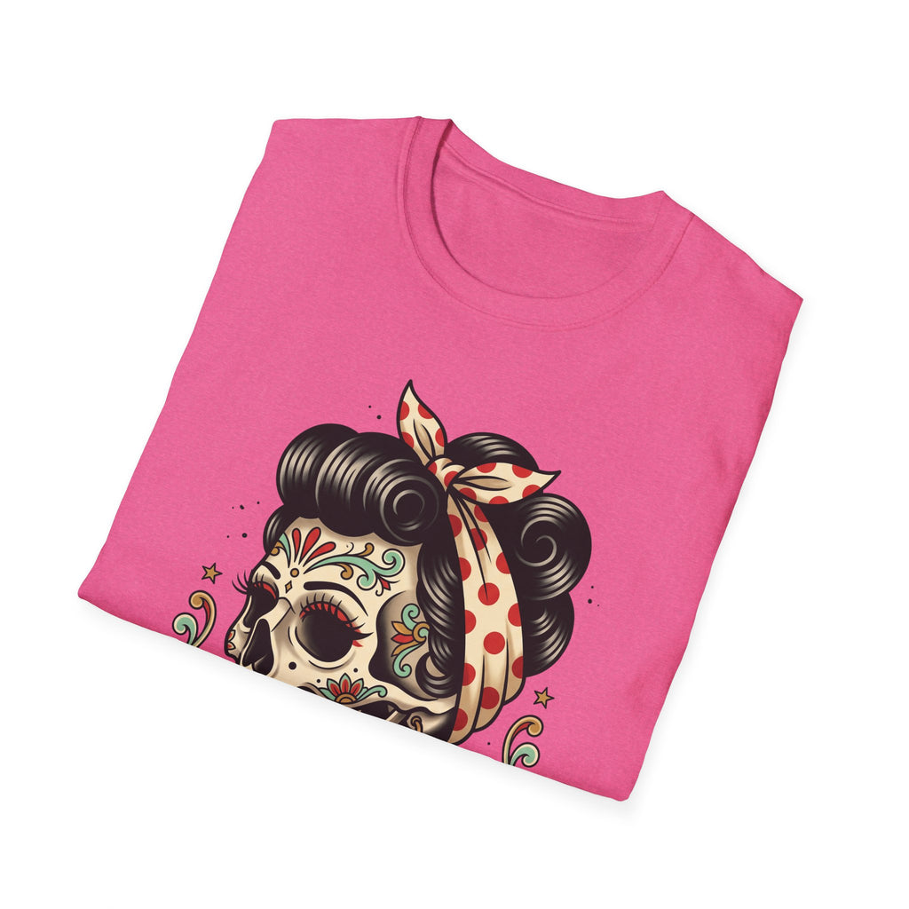 T-shirt rosa con calavera pinup de Día de los Muertos, moño y cabello negro en estilo tattoo