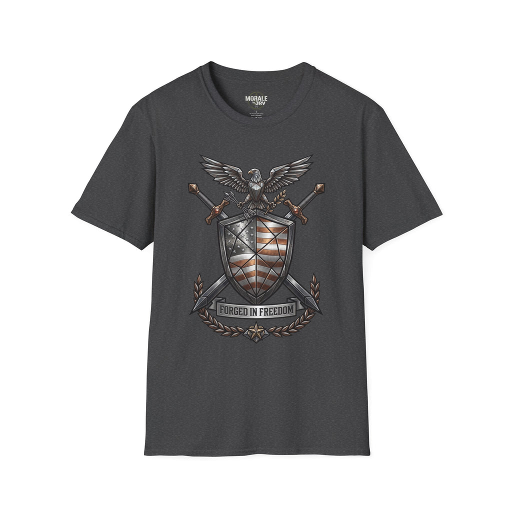 Dark-Heather T‑Shirt mit Adler‑Shield, Schwertern und Banner „Forged in Freedom“