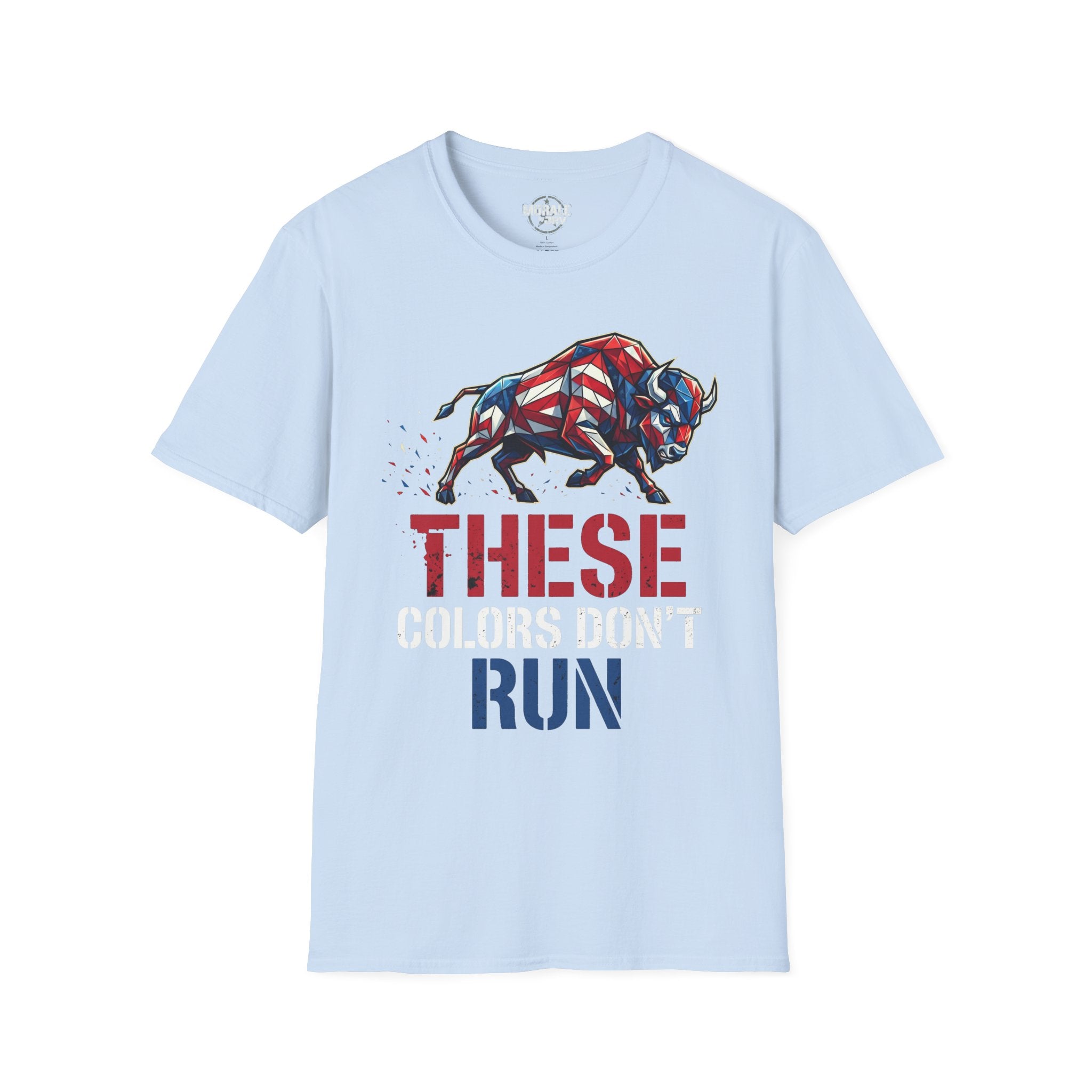American Flag Bull T-Shirt in Light Blue, Frontgrafik „THESE COLORS DON'T RUN“
