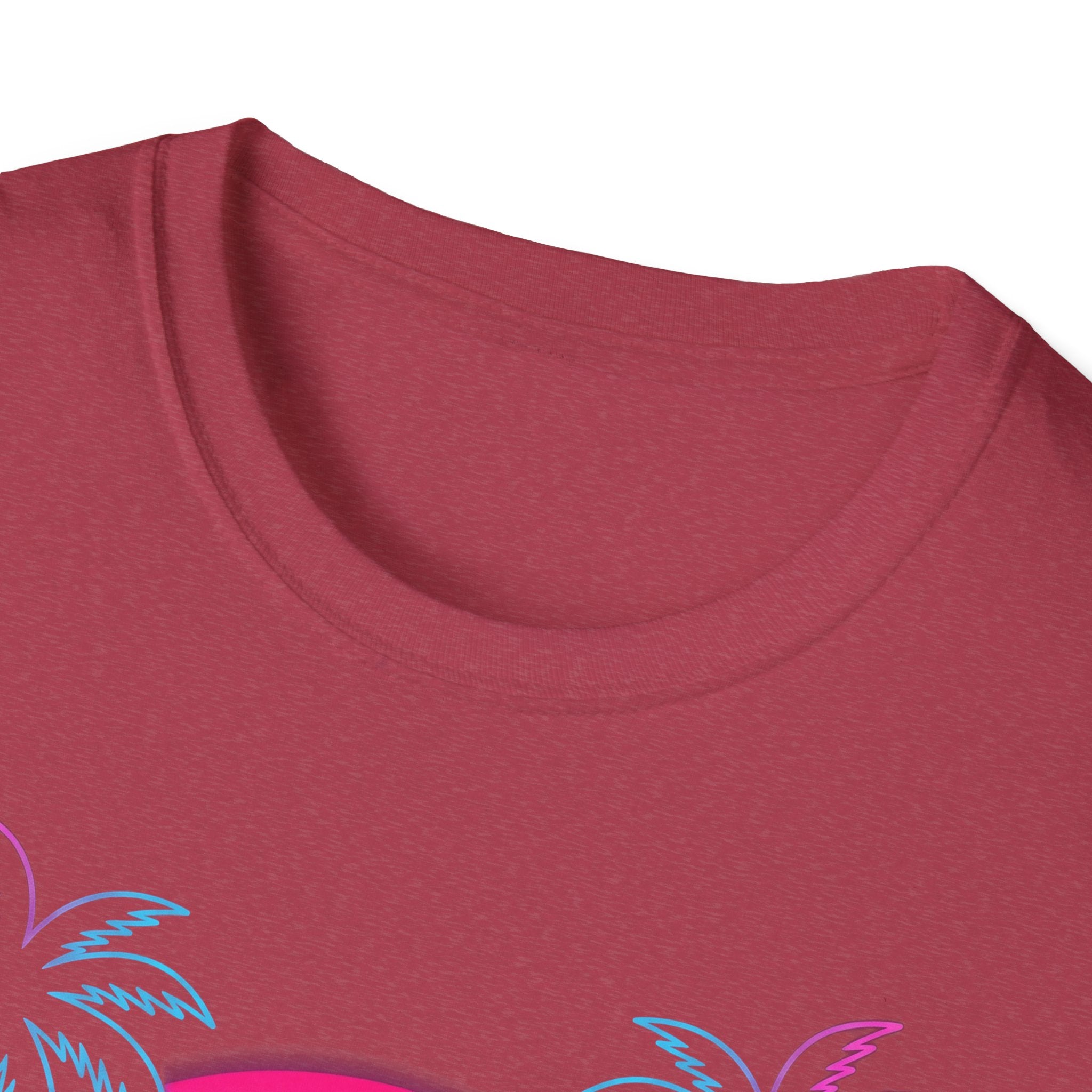 Camiseta Vaporwave Skull Sunset, burdeos; close-up del cuello y borde del estampado