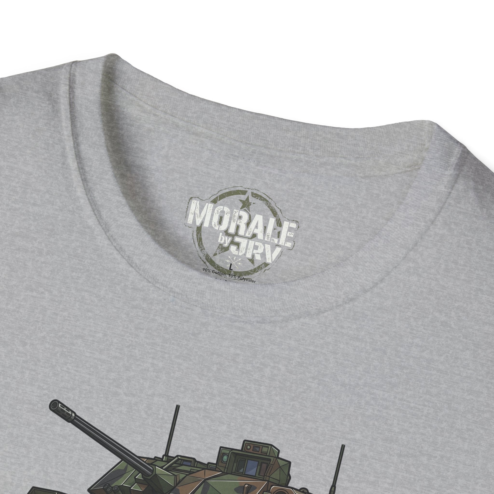 Hellgraues T-Shirt mit Hals-Logo und Teilansicht der Tankgrafik