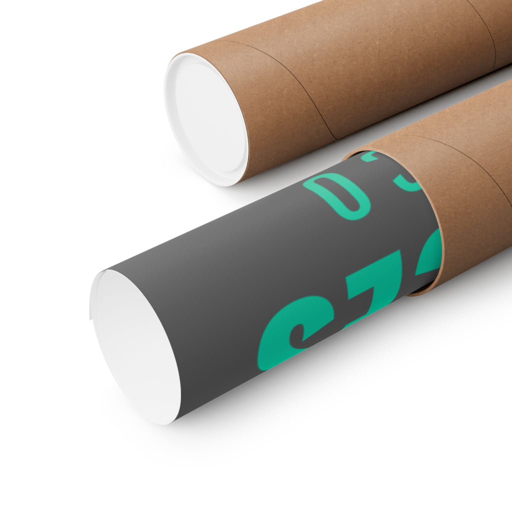 Roll de póster Las Cruces en tubo kraft; aparece el fondo oscuro y letras turquesa