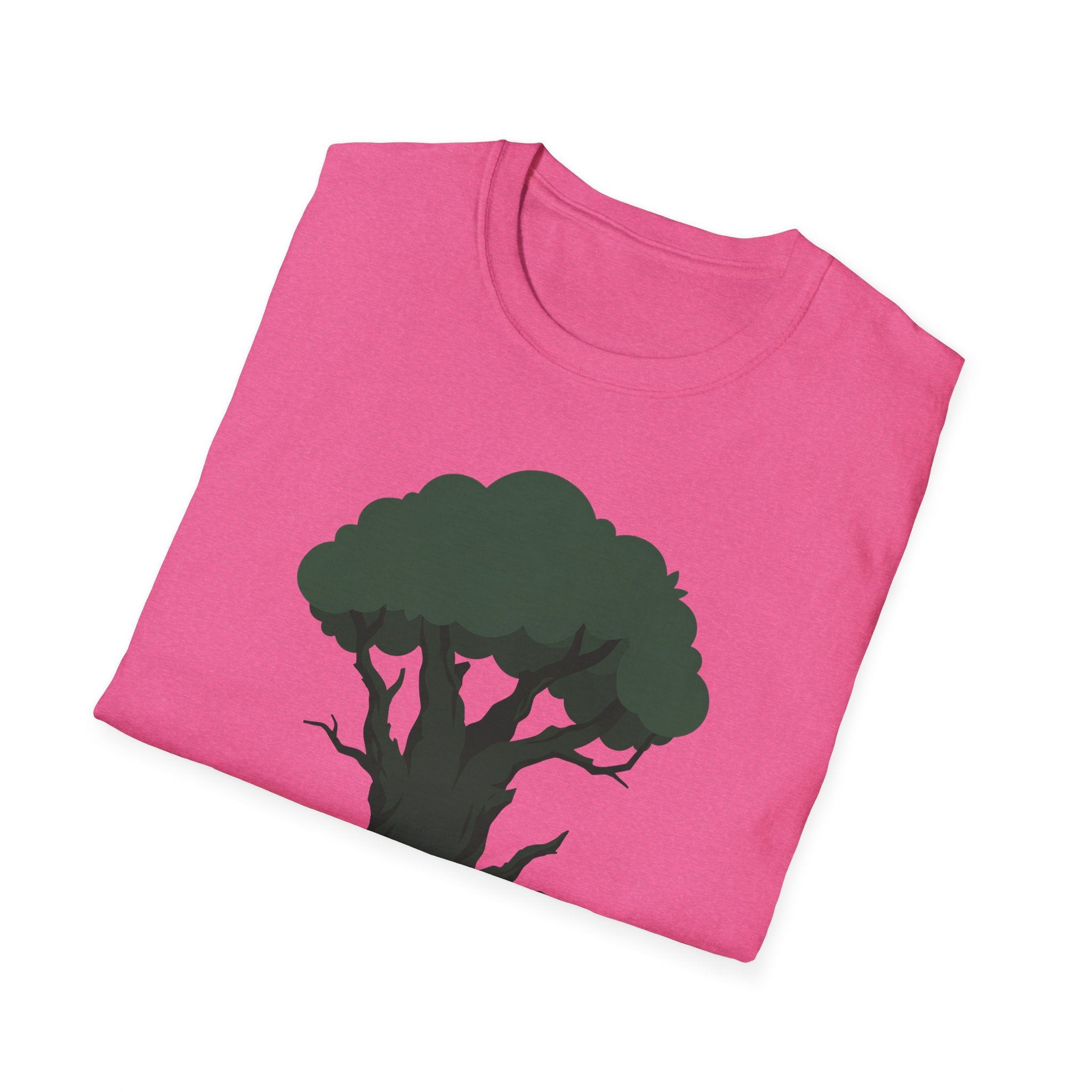 Camiseta rosa dobrada, grande árvore escura em silhueta na frente