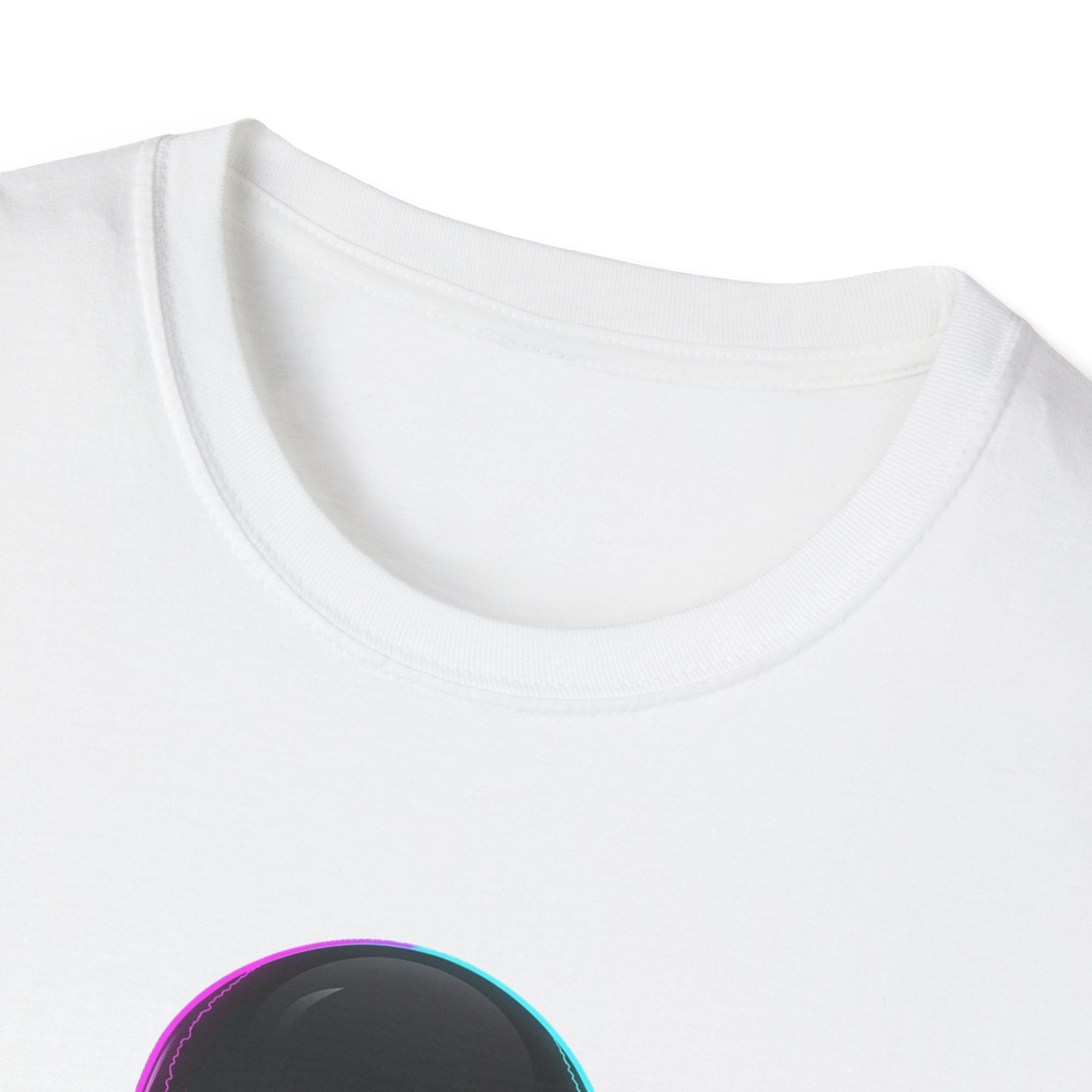 Vaporwave Neon Skull T-Shirt, weißer Rundhalsausschnitt im Nahblick