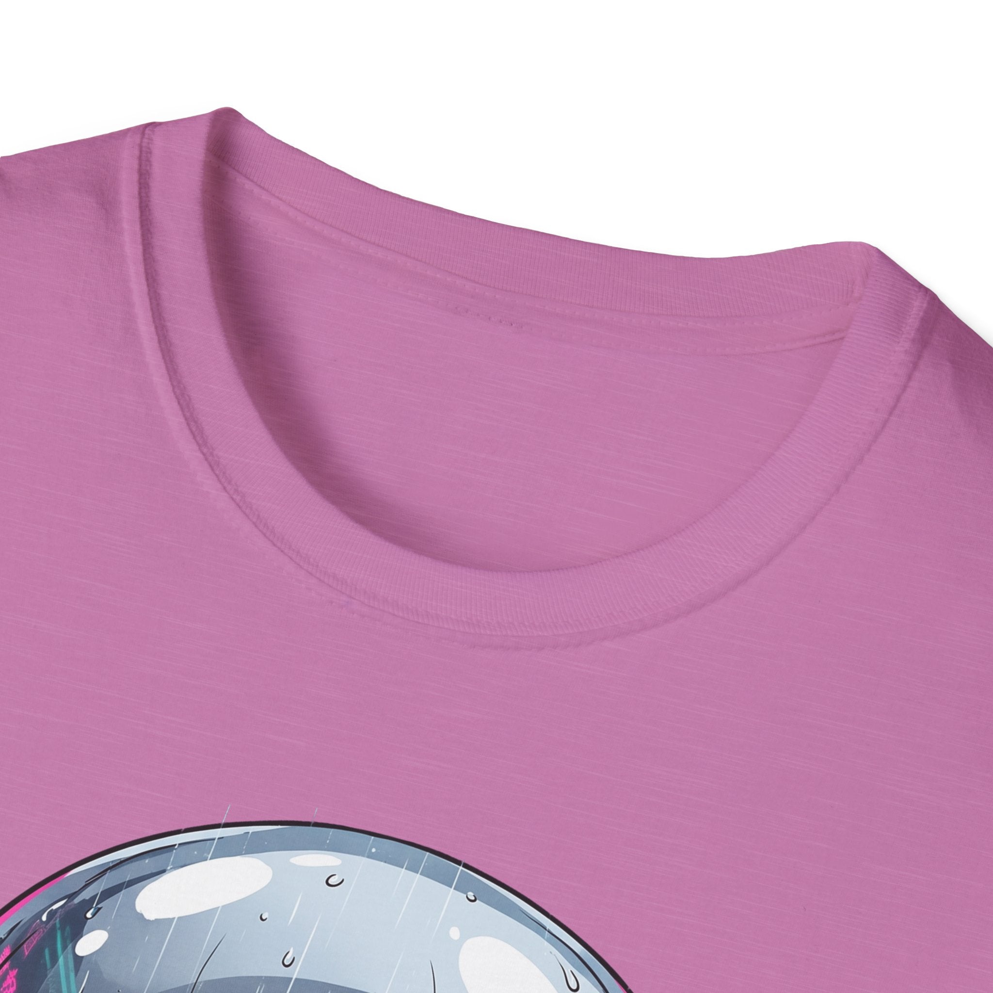 Cyberpunk Skull T-Shirt, rosa: Nahaufnahme Rundhalsausschnitt mit oberem Teil des Drucks