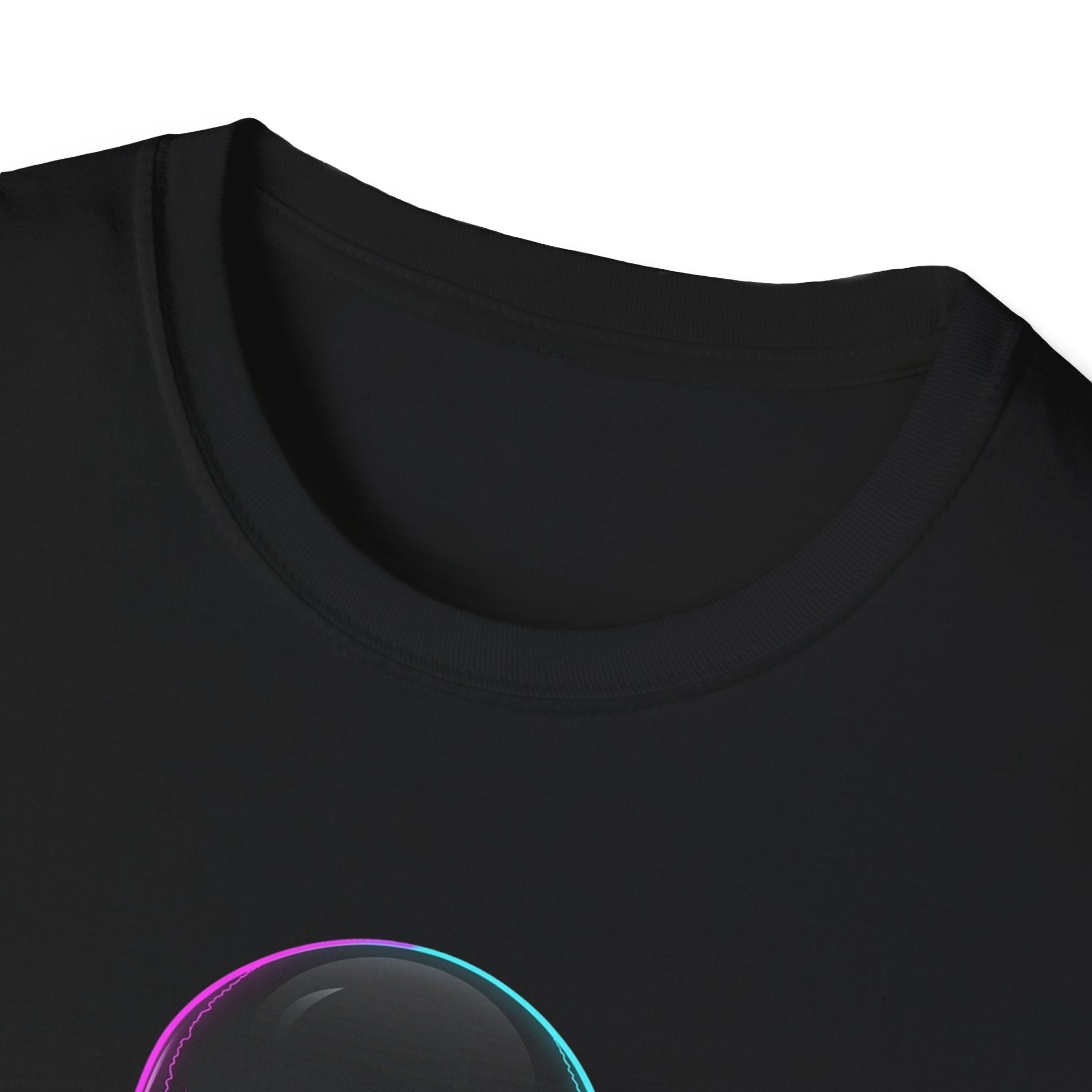 Vaporwave Neon Skull T-Shirt, schwarzer Rundhalsausschnitt im Nahblick