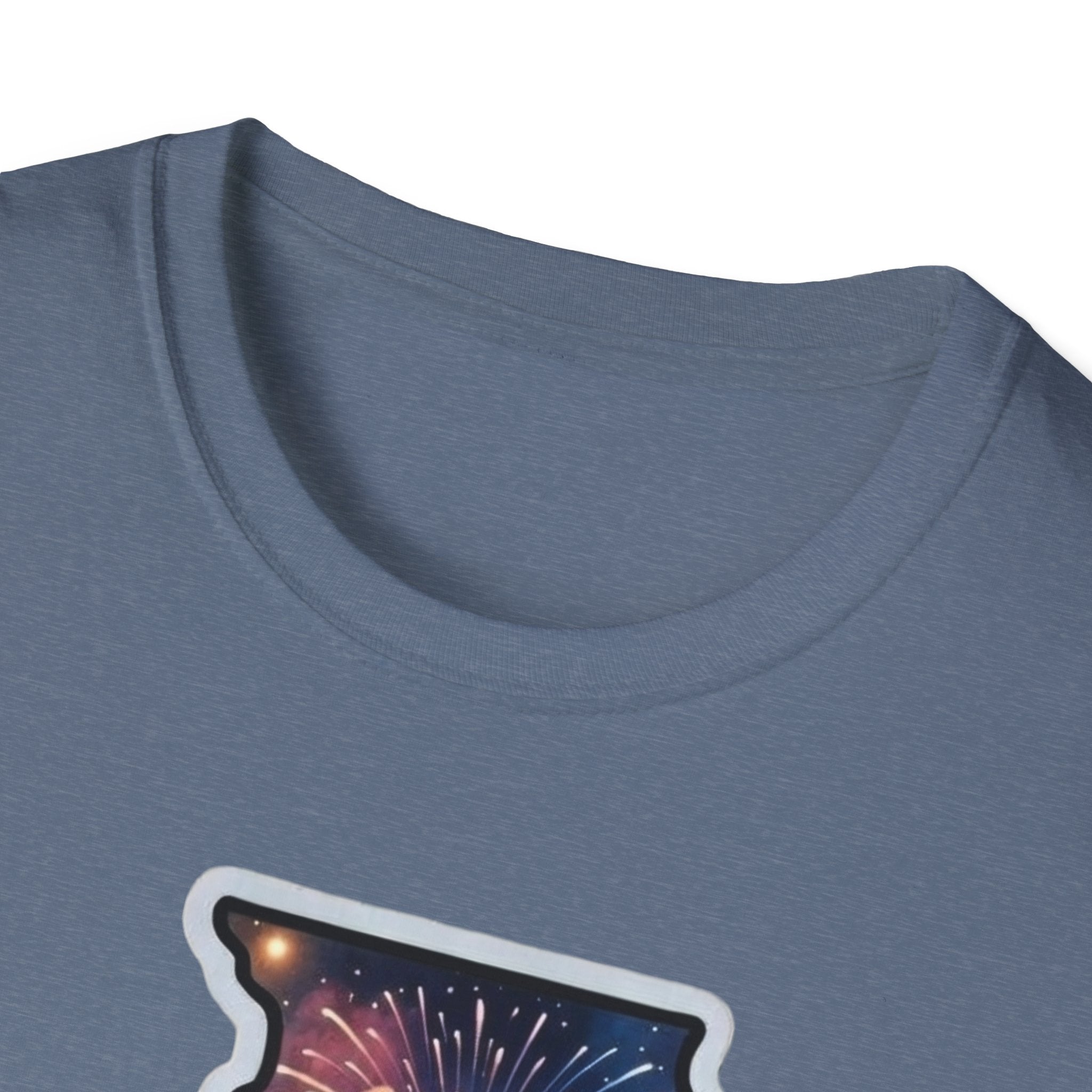 Crewneck close-up on blue-gray Illinois T-shirt