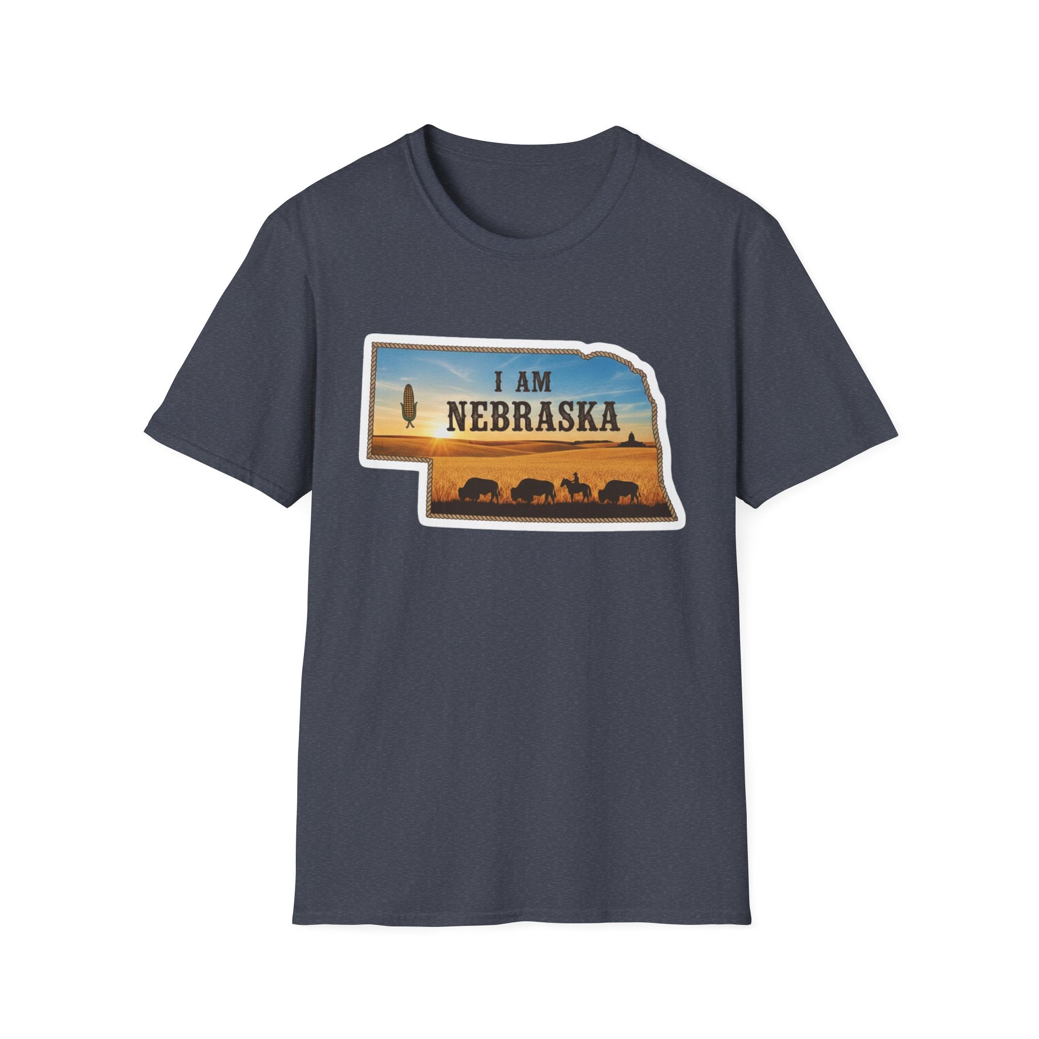 T-Shirt i am Nebraska, dunkelblau; bedruckte Nebraska-Sonnenuntergangssilhouette vorn