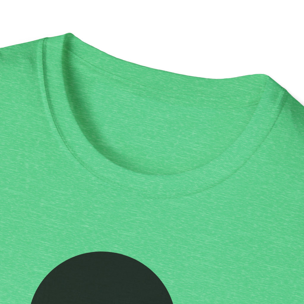Grünes T-Shirt: Nahaufnahme vom Rundhalsausschnitt und oberem Bereich des Drucks