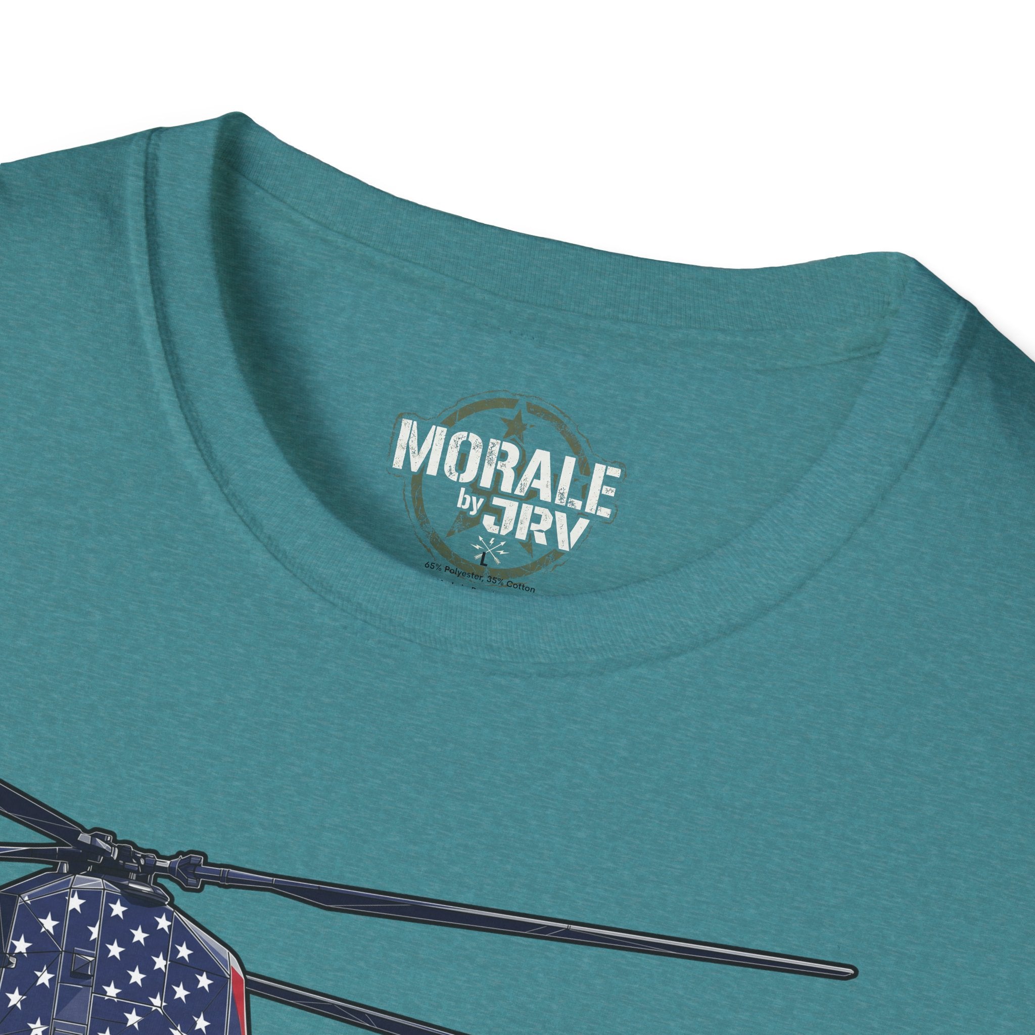 T-Shirt dunkelgrün mit „MORALE by JRV“-Print am Halsausschnitt, Nahaufnahme