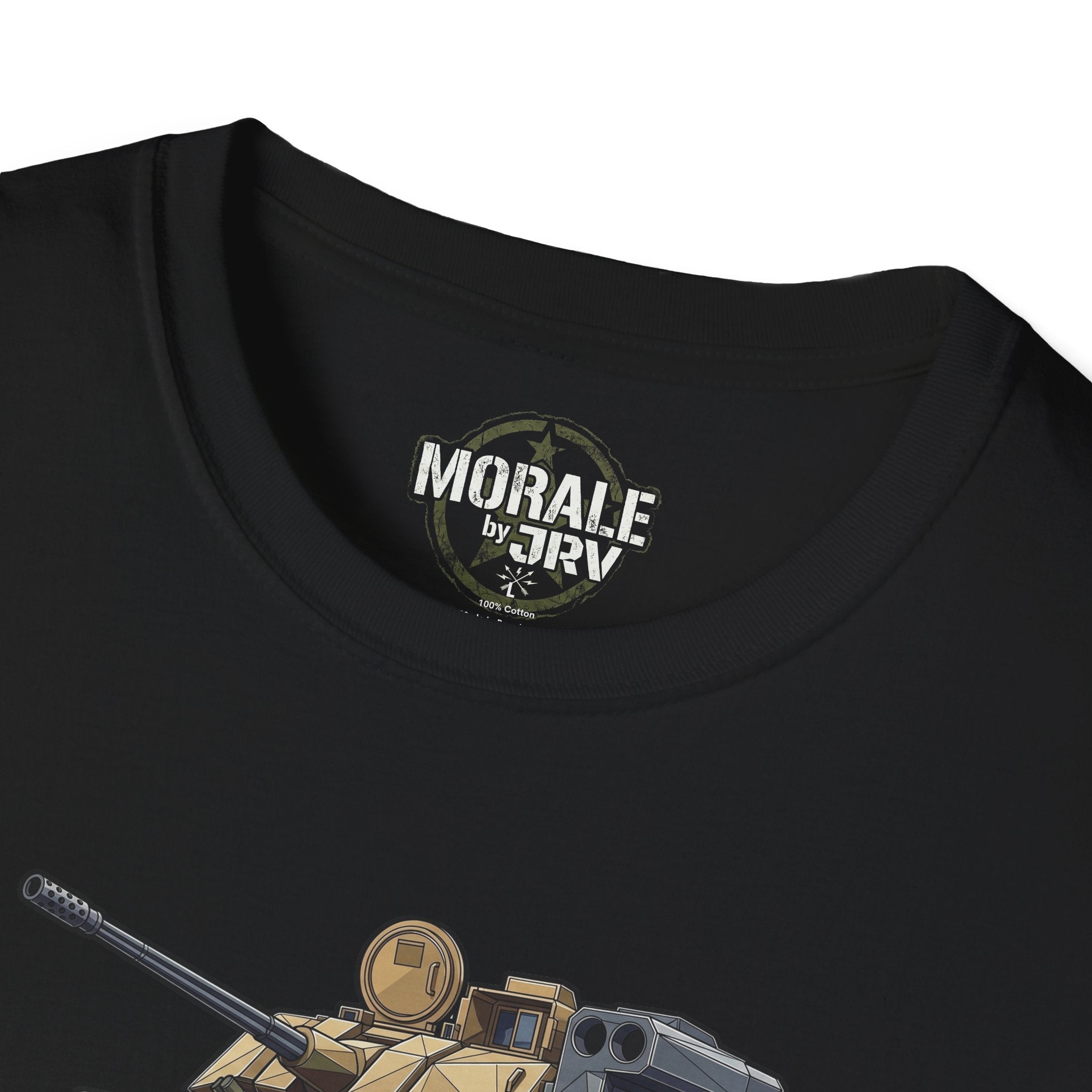 Schwarzes T-Shirt, Nahaufnahme Rundhalsausschnitt mit Panzer-Grafik oben