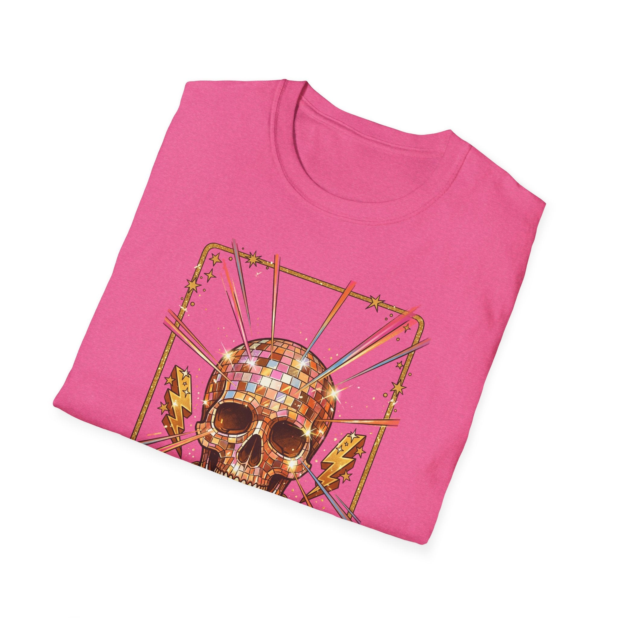 Camiseta rosa con calavera tipo disco ball y marco decorativo dorado