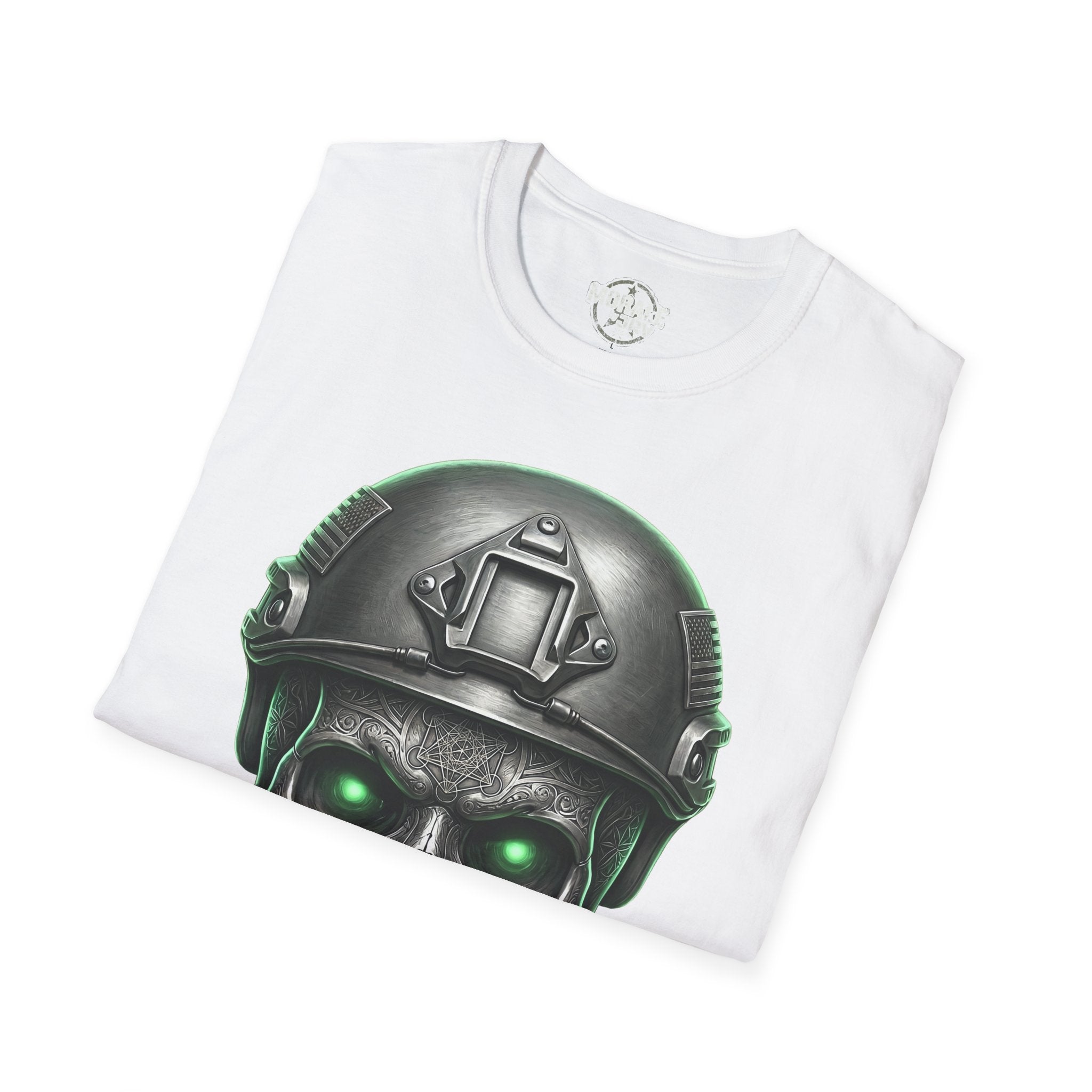 Camiseta blanca plegada con diseño de casco de calavera y ojos verdes