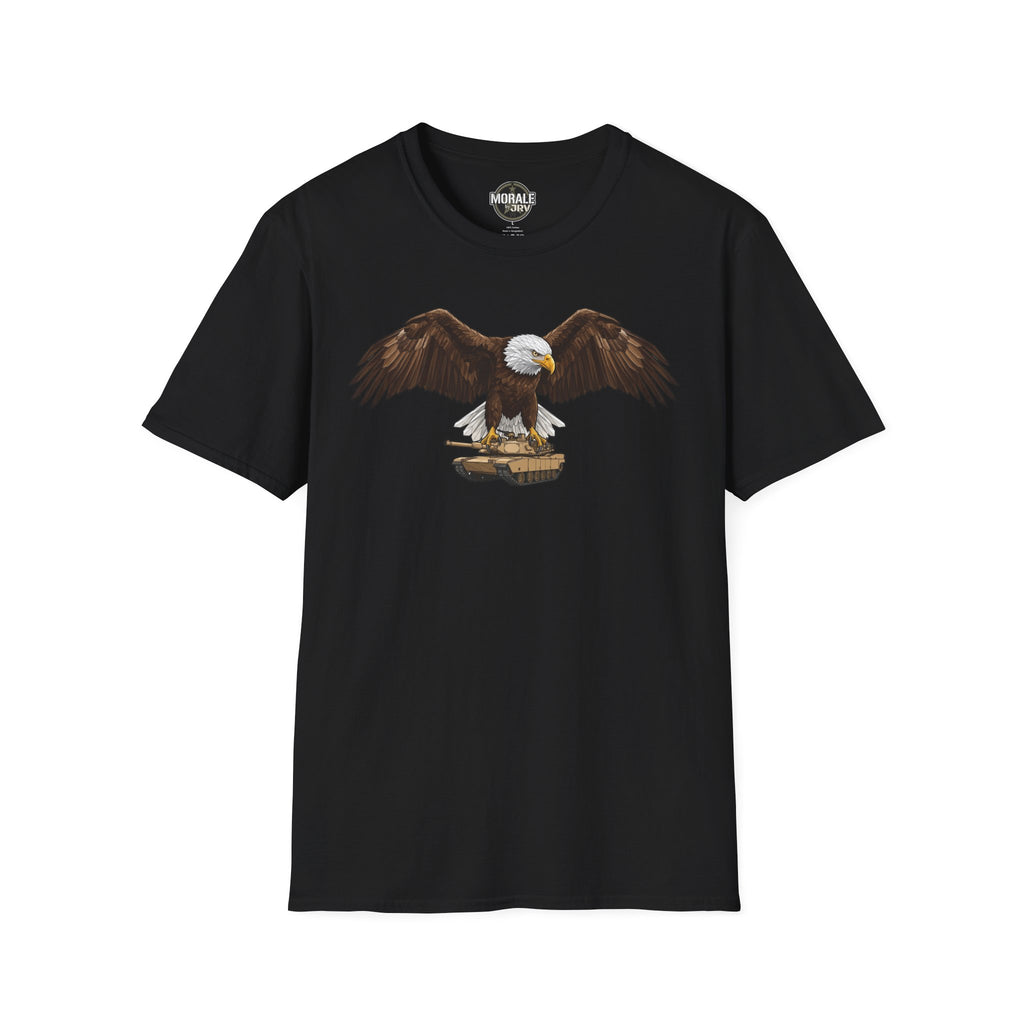 Camiseta negra con águila calva patriótica sobre un tanque militar, diseño al frente