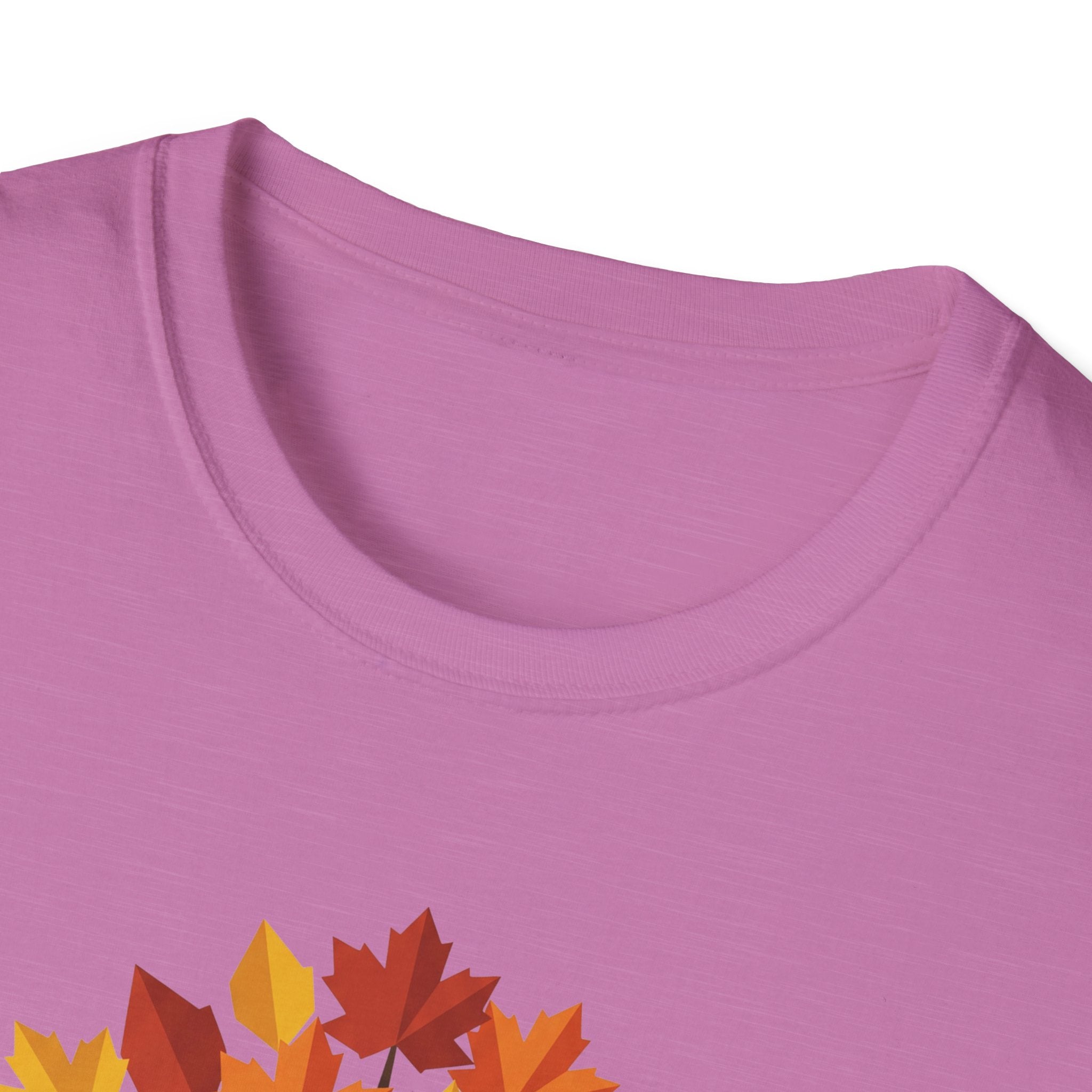 Lila T-Shirt mit Rundhalsausschnitt; Ausschnitt und Stoffstruktur im Detail