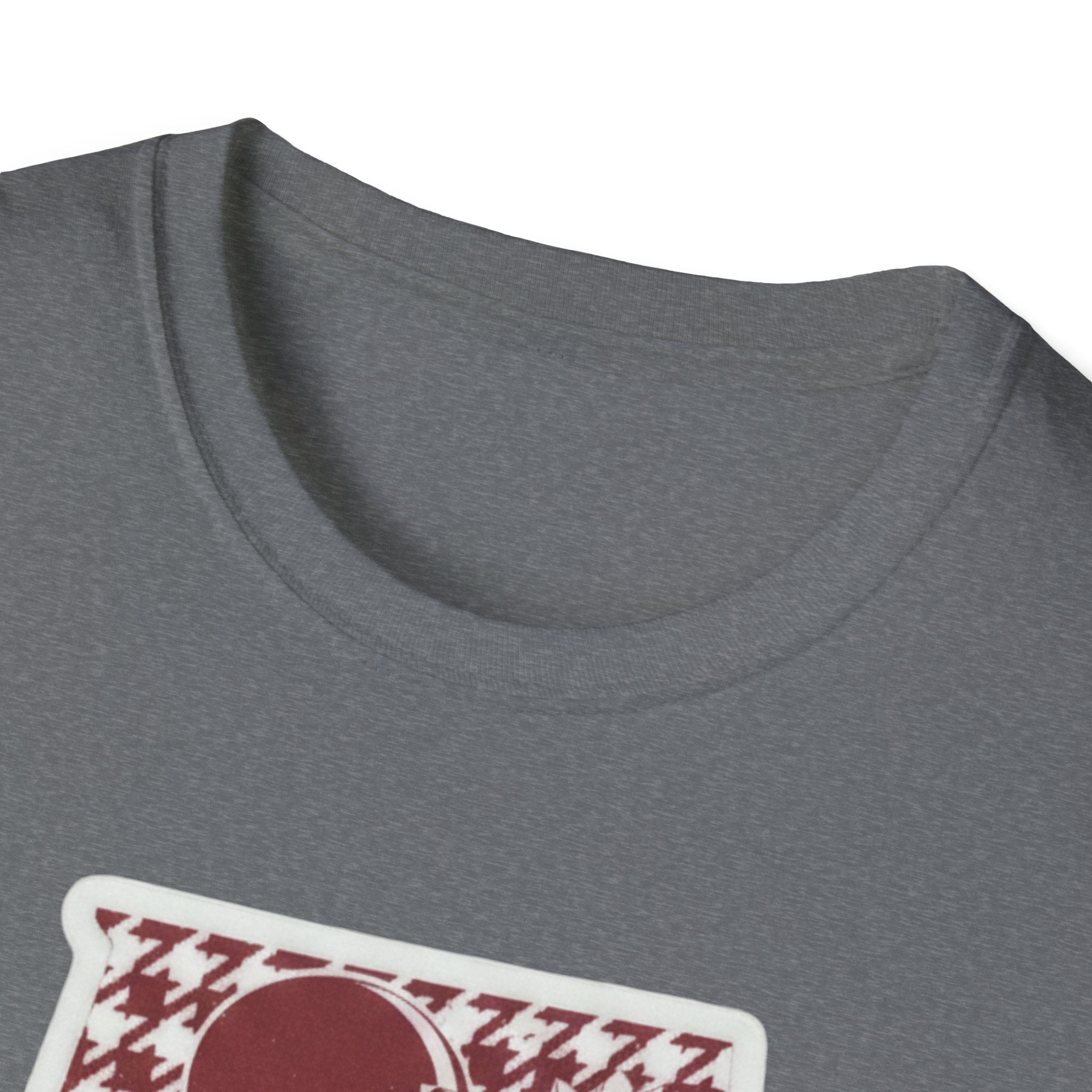 Grau meliertes T-Shirt, Halsausschnitt im Nahblick mit oberem Teil der Hahnentritt-Graphic