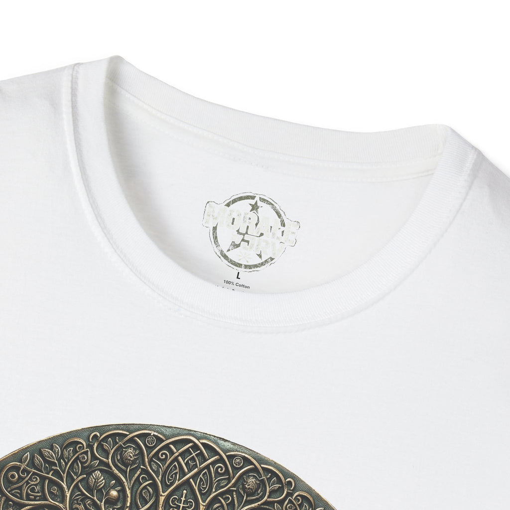 Nahaufnahme: T-Shirt-Ausschnitt mit kleiner Markenmarkierung, weiß