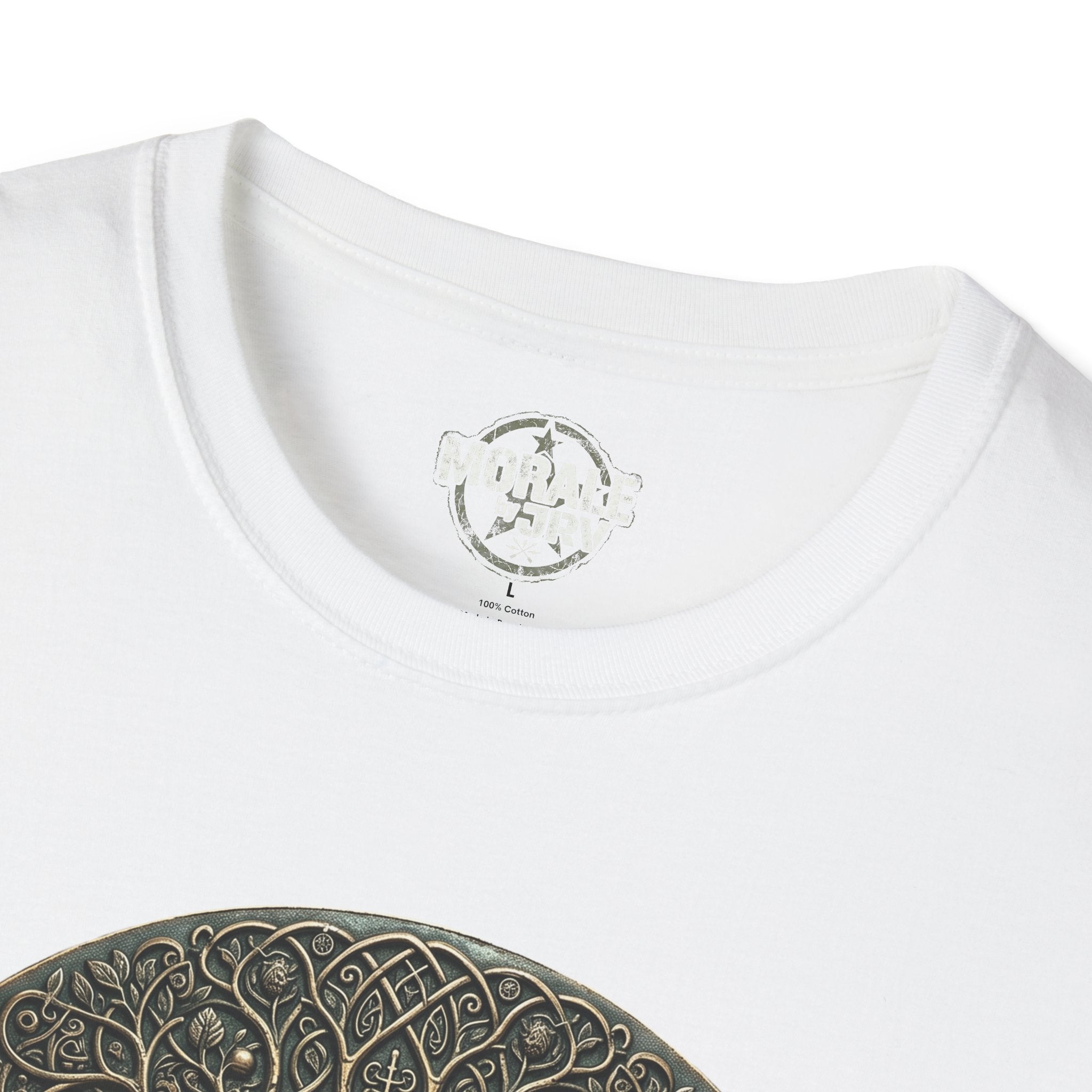 Nahaufnahme: T-Shirt-Ausschnitt mit kleiner Markenmarkierung, weiß