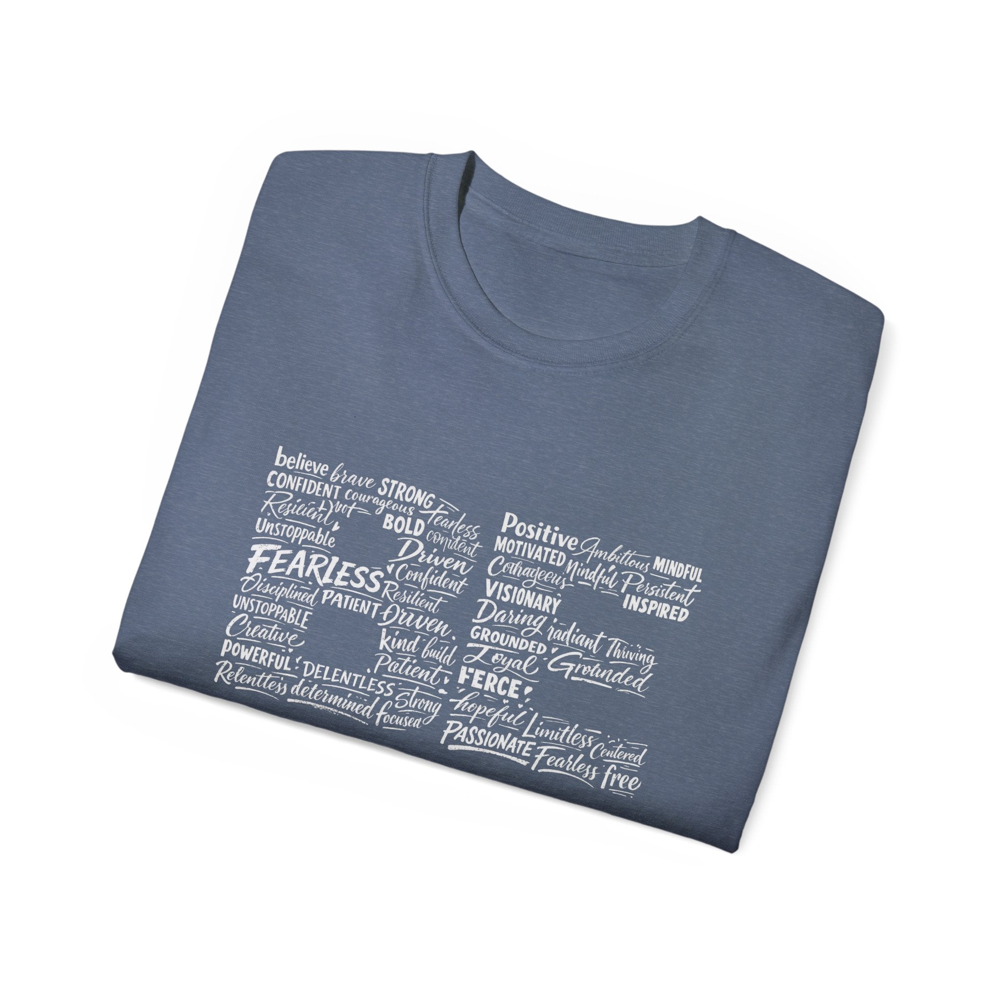 Life Word Cloud Tee, blaues T‑Shirt mit Wortwolken‑Motiv und „FEARLESS“