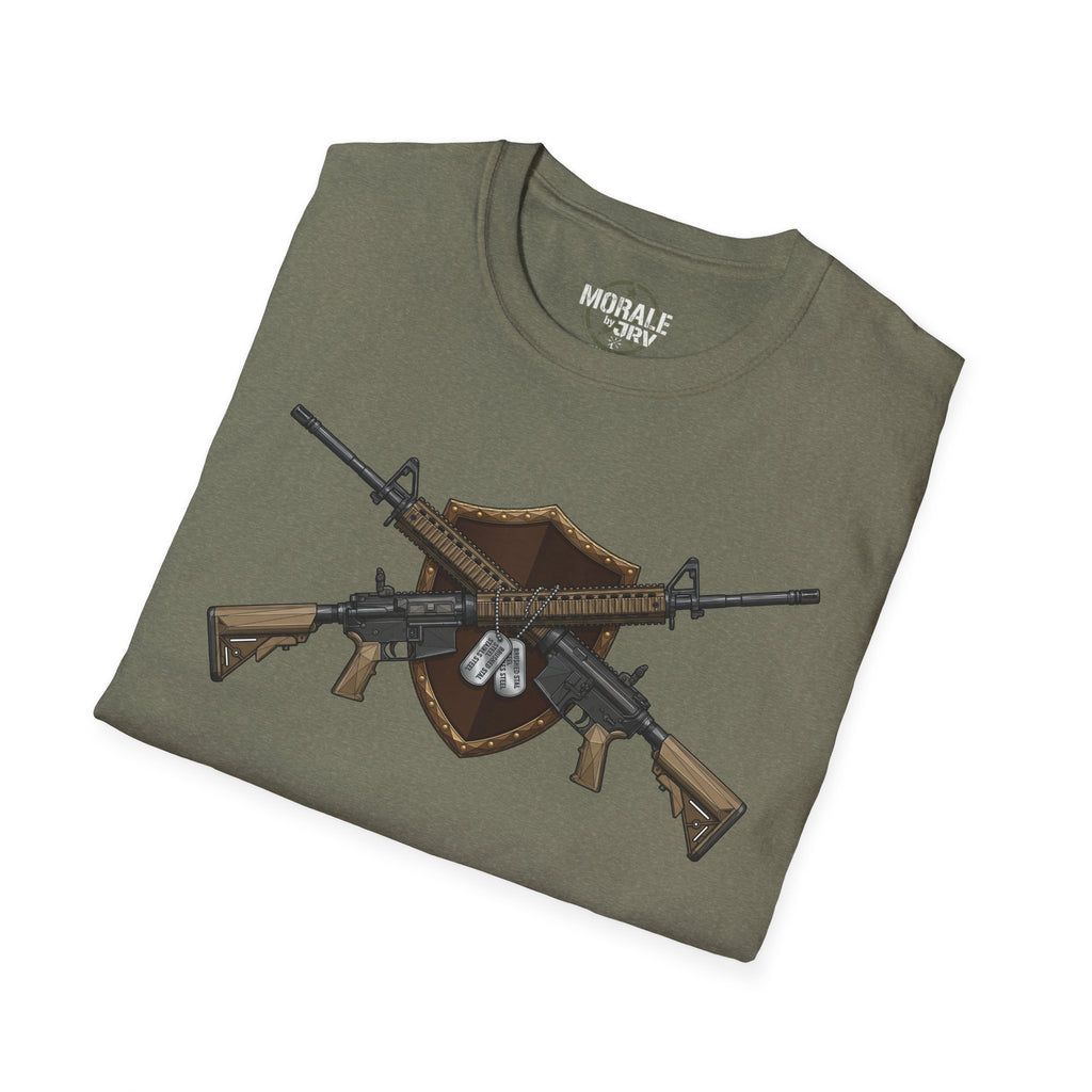T-Shirt verde olivastro con grafica fucili e scudo tattico
