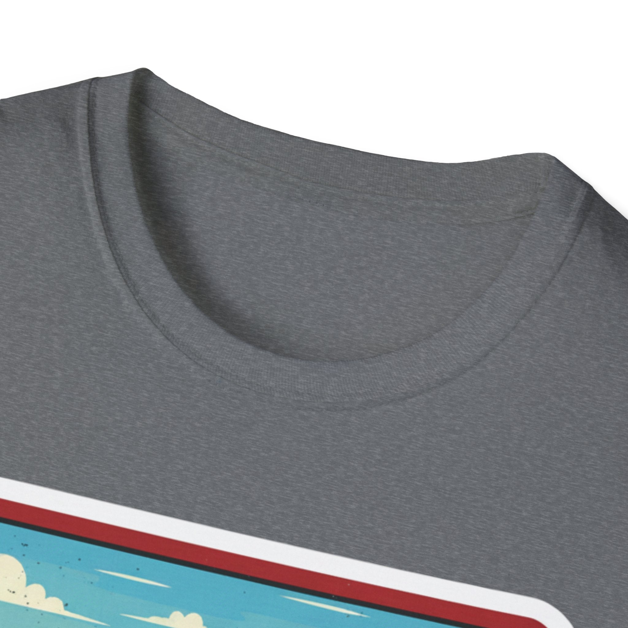 Camiseta gris jaspeado con cuello redondo y borde del gráfico en la parte baja