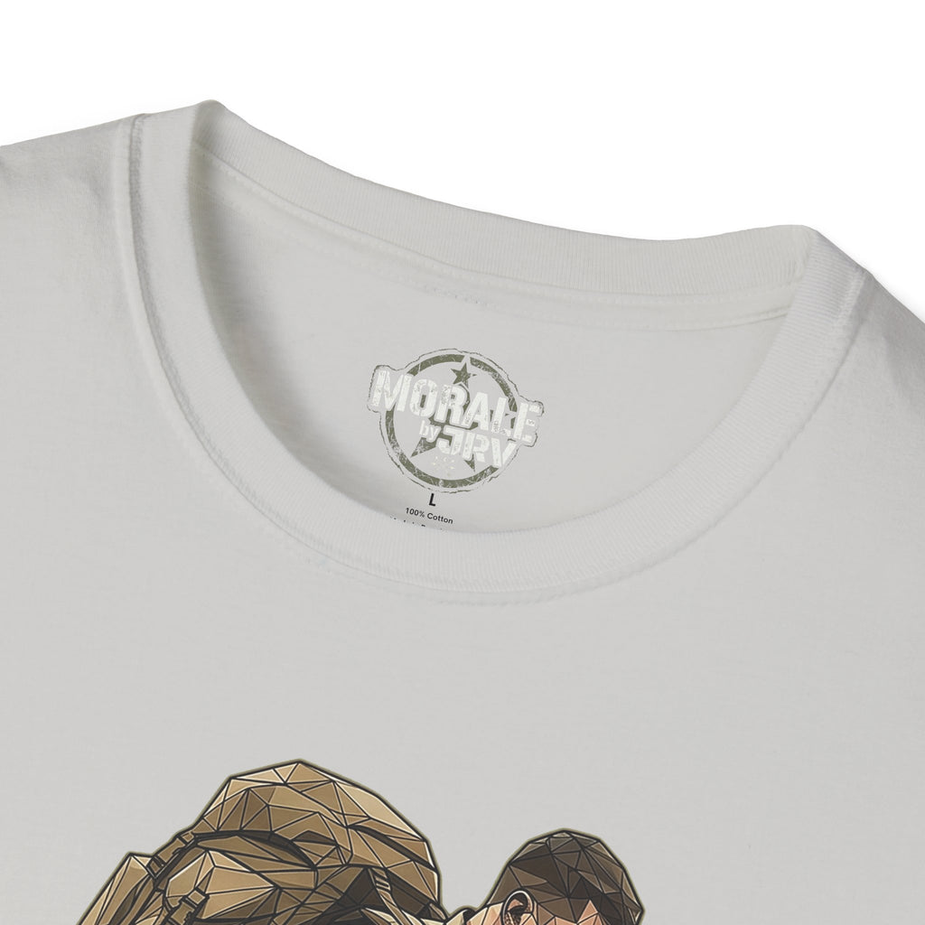 Hellgraues T-Shirt: Nahaufnahme Rundhalsausschnitt mit Logo und Oberkante Soldat-Motiv
