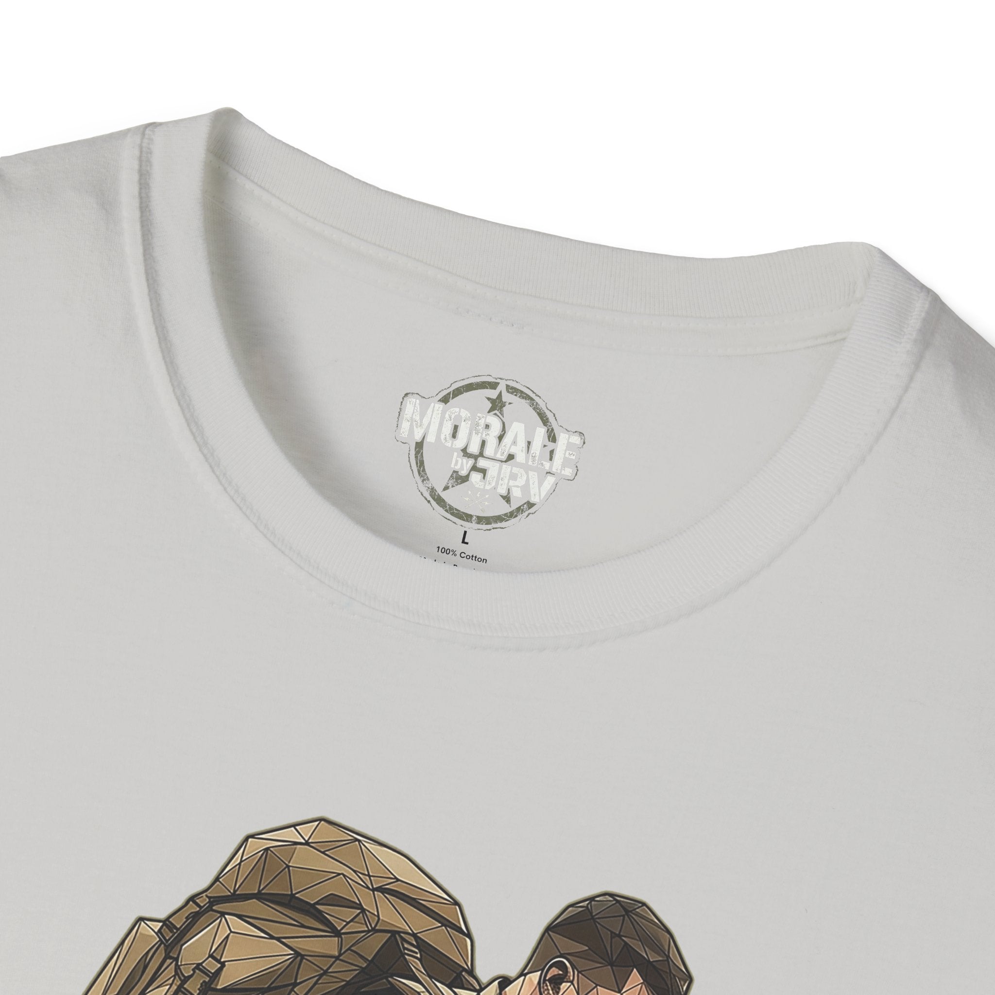Hellgraues T-Shirt: Nahaufnahme Rundhalsausschnitt mit Logo und Oberkante Soldat-Motiv