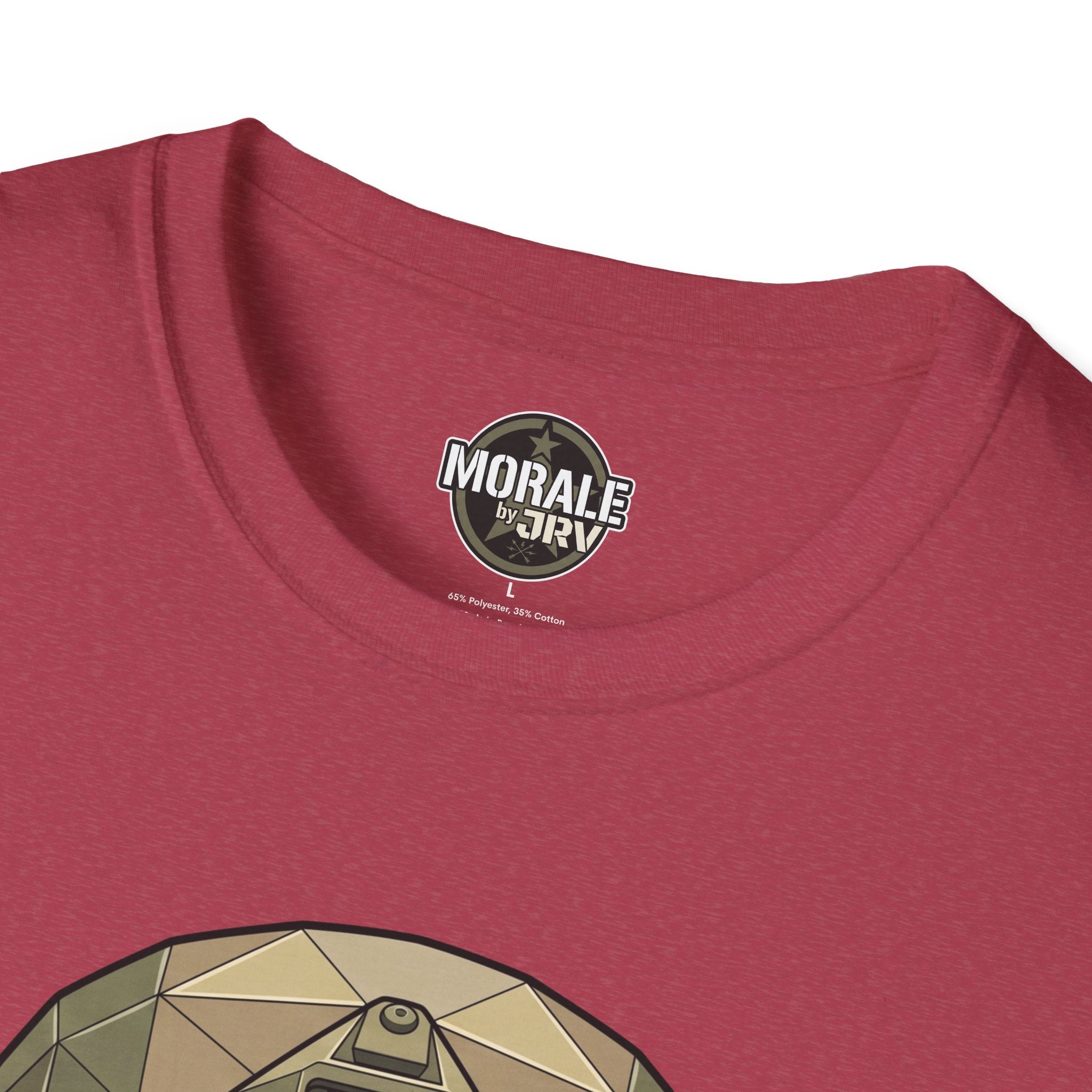 Dunkelroter Halsausschnitt mit „Morale by ARVI“ Logoaufnäher