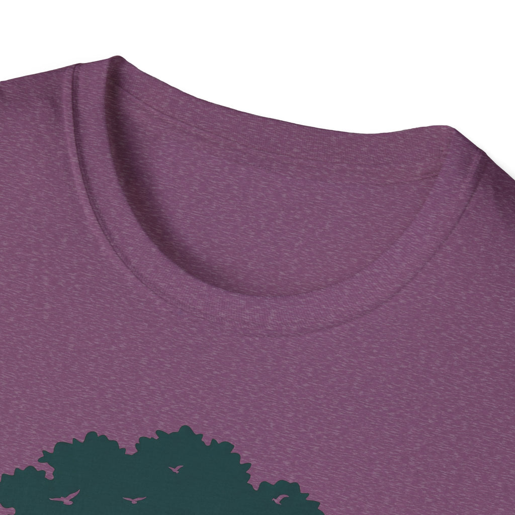T‑Shirt lila: Nahansicht Rundhalsausschnitt und Grafik oben