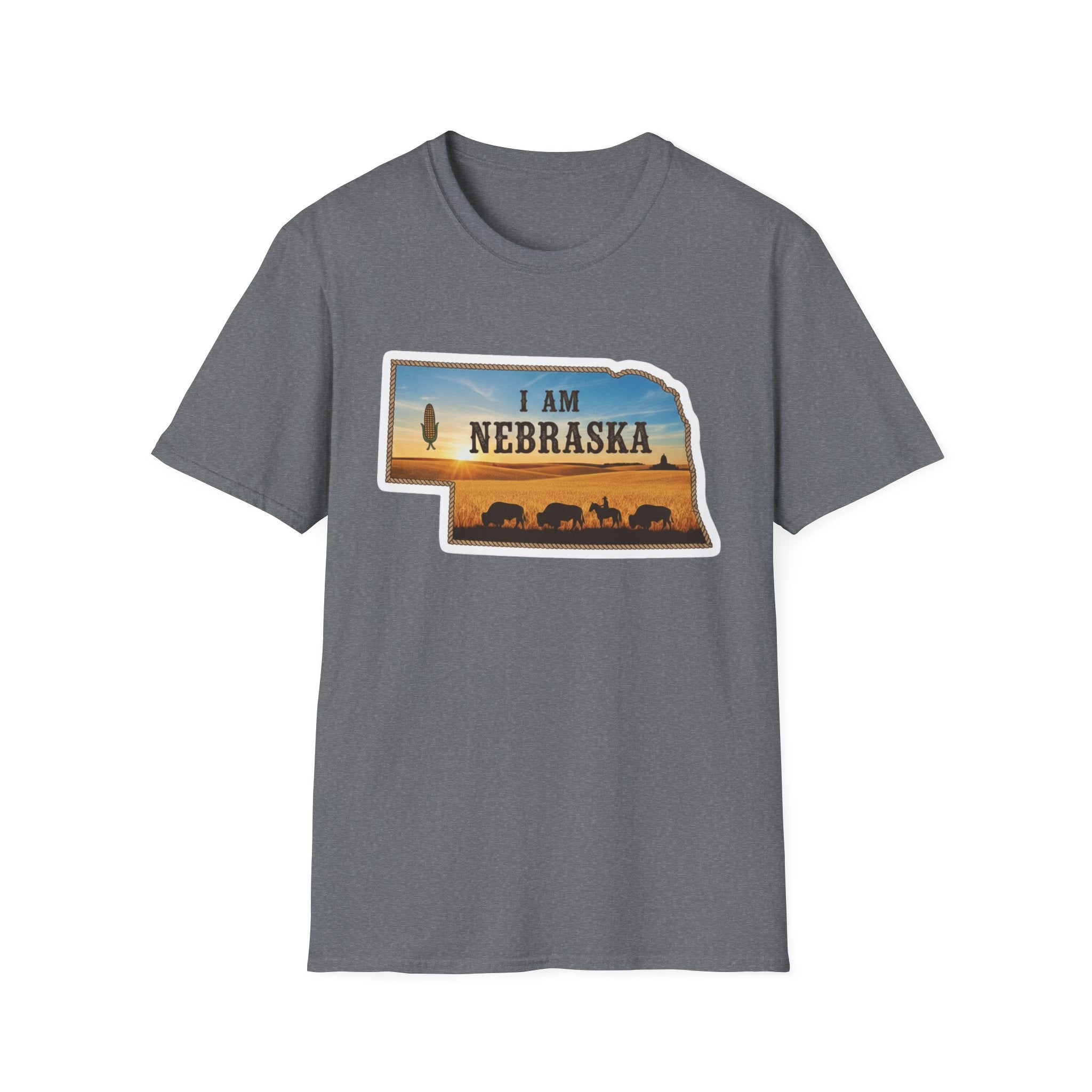 T-Shirt i am Nebraska, graphit; Nebraska-Silhouette mit Sonnenmotiv und Kühen vorn