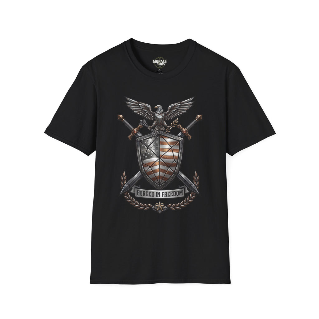 Schwarze T‑Shirt mit Adler‑Shield, gekreuzten Schwertern und Banner „Forged in Freedom“