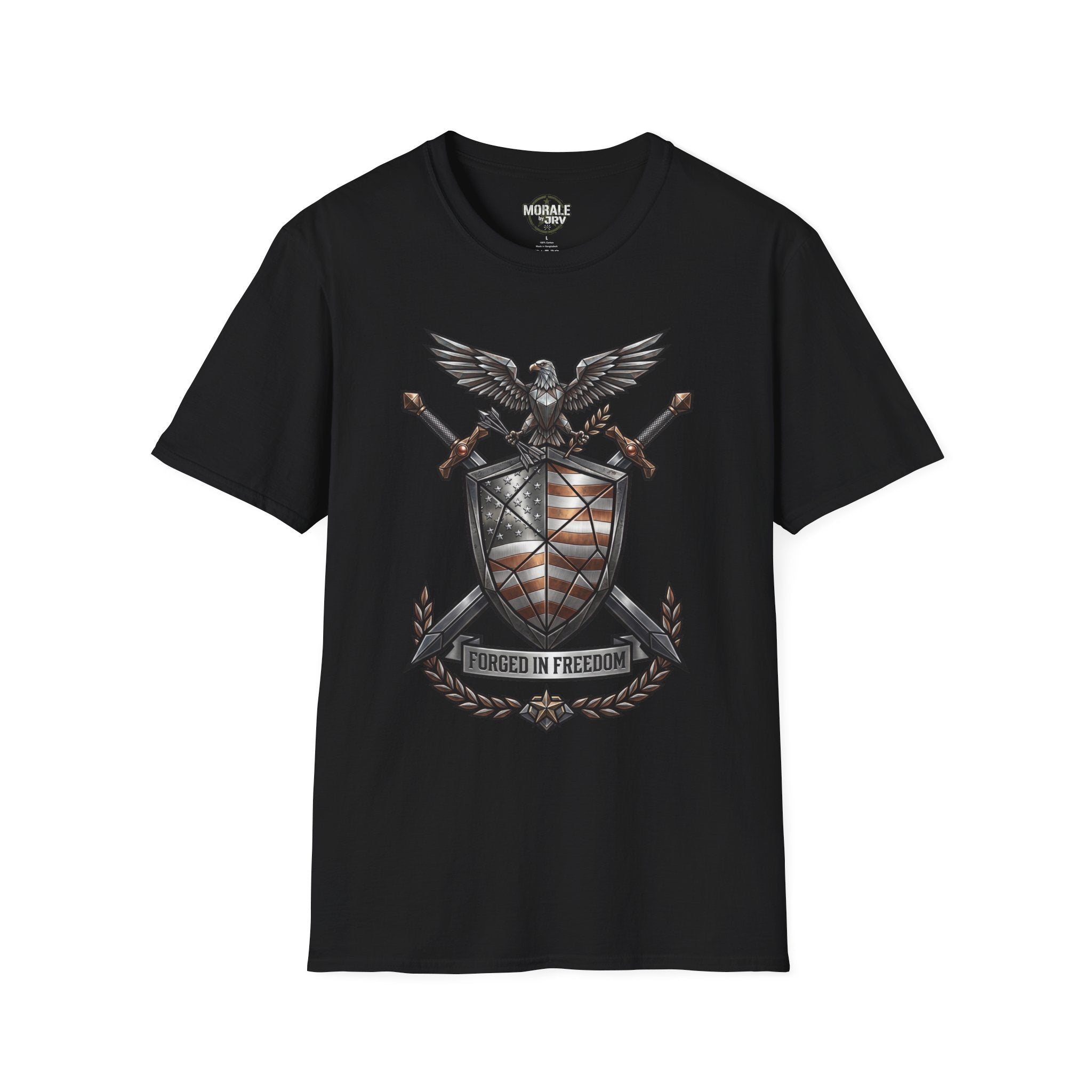 Schwarze T‑Shirt mit Adler‑Shield, gekreuzten Schwertern und Banner „Forged in Freedom“