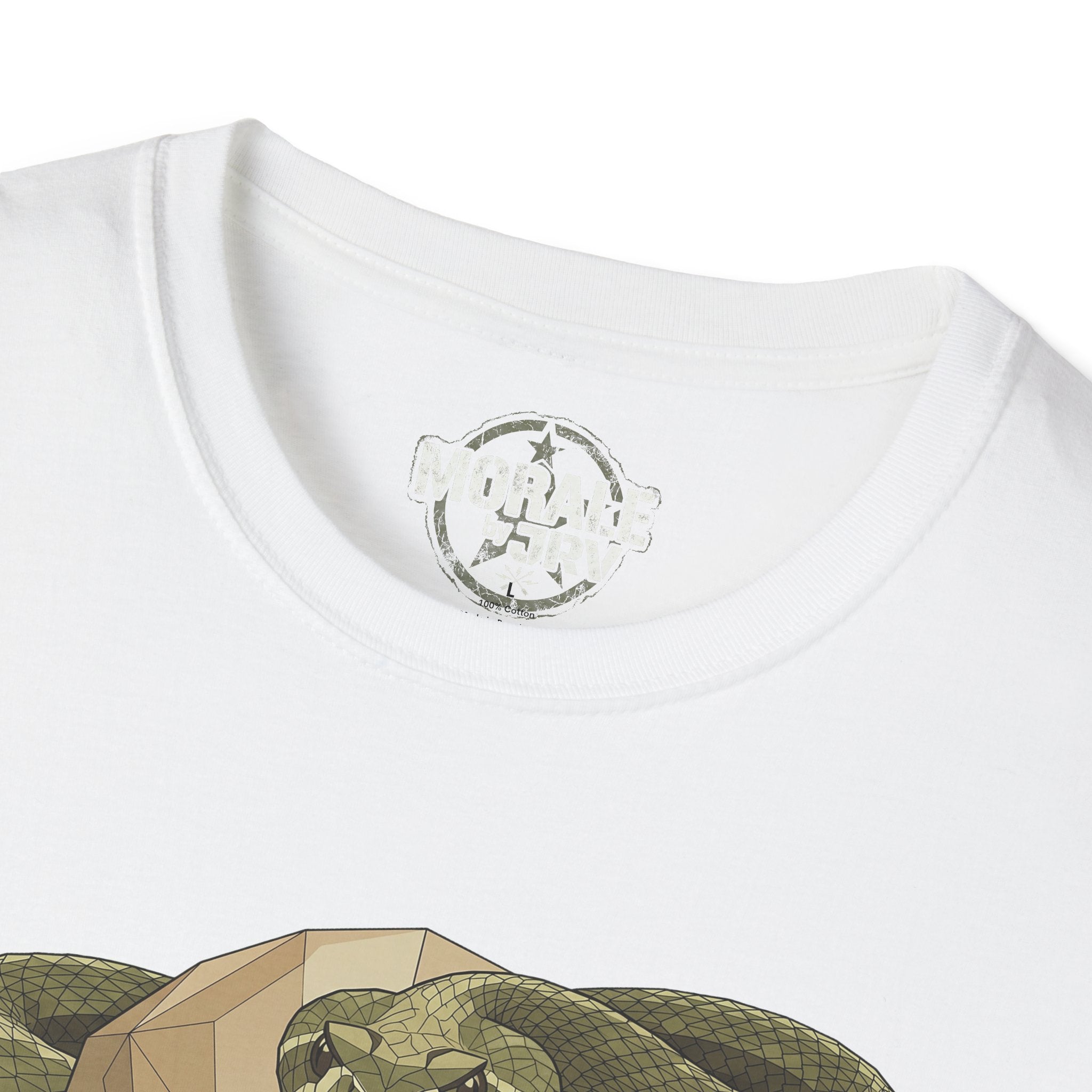 Cuello de camiseta blanca con pequeño sello circular estampado