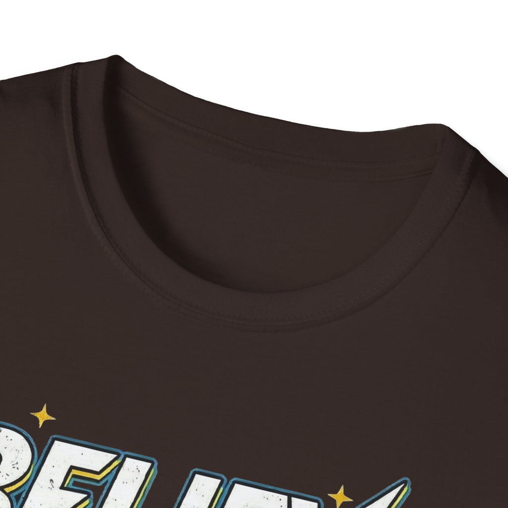 Detalle de cuello y texto de camiseta marrón oscuro con “BELIEVE” y estrellas